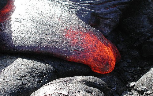 Nham thạch chảy ra từ những đợt phun trào của núi lửa Kilauea.
